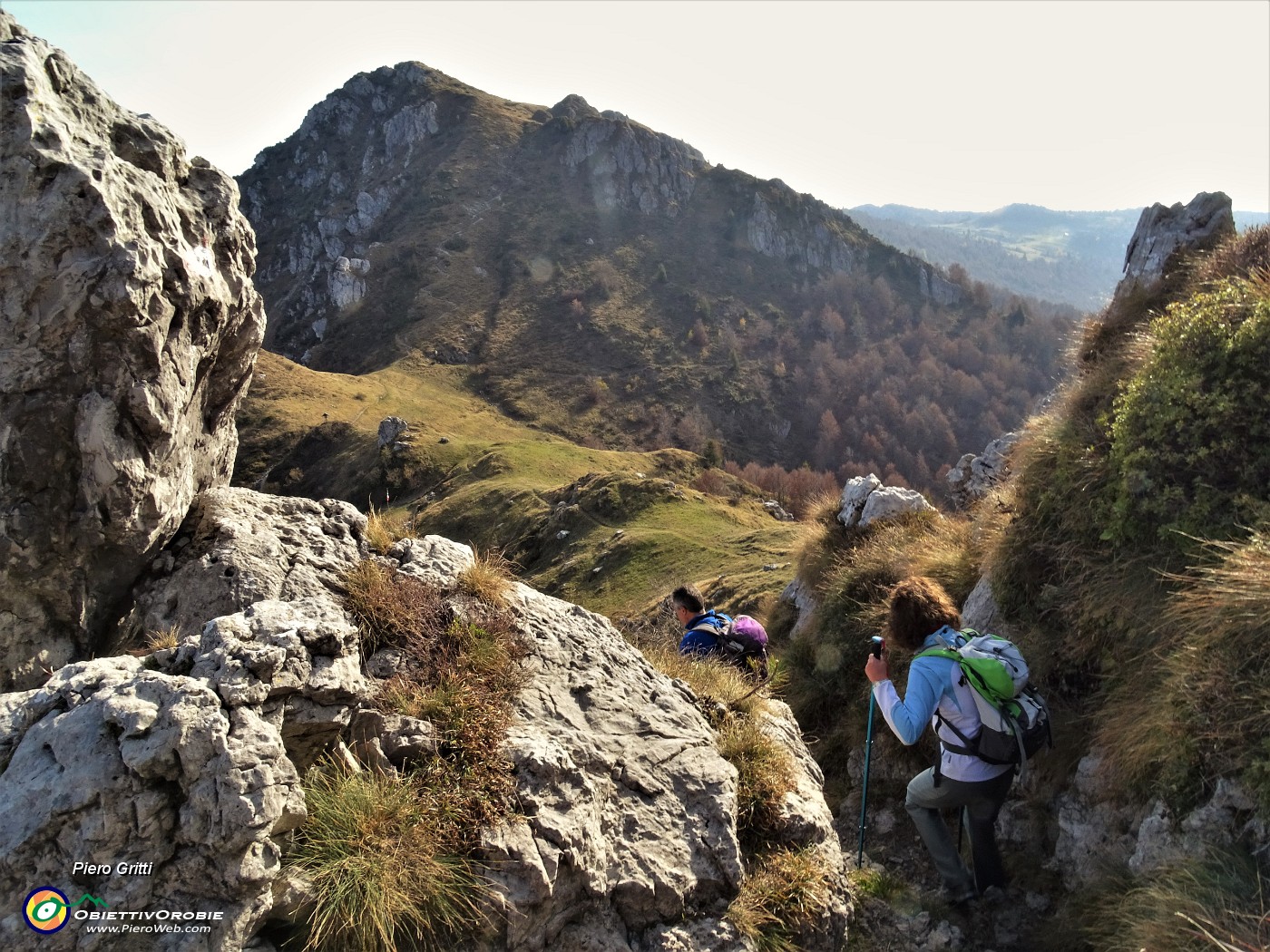 84 Bei passaggi in strettoie tra rocce.JPG